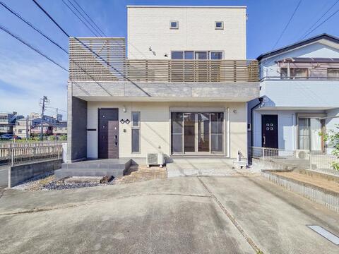スタイリッシュで洗練された外観が、毎日帰宅するのを楽しみにさせてくれます。上質なデザインが目を引き、住む人にも訪れる人にも好印象を与える美しい佇まいが魅力です。