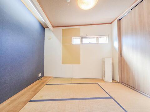 和室は、家族の集まりやおもてなしにもぴったりの空間。畳の温もりと柔らかな雰囲気がリラックスできる時間を提供してくれます。心安らぐ空間で、季節の変化を感じながら、穏やかなひとときを過ごせます。