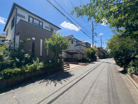 青空と豊かな緑が心地よい、陽光まぶしい閑静な住宅街。モダンなデザインの家々が並び、家族の笑顔あふれる穏やかな日常を育みます。