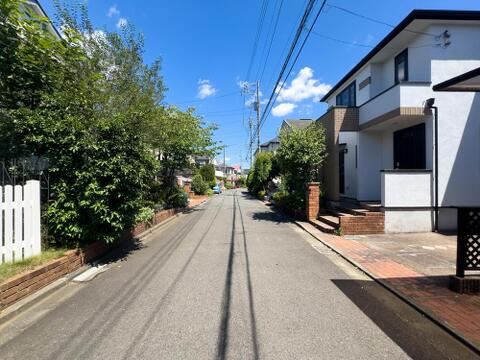 陽光が降り注ぐ青空の下、緑豊かな閑静な住宅街。お子様との散歩も楽しい、家族の温かい暮らしを育む住環境です。