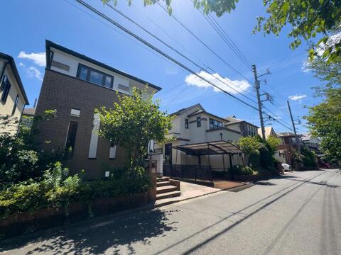 青空と緑が美しい、陽光あふれる閑静な住宅街。家族の笑顔が自然と増える、心地よい暮らしが待っています。
