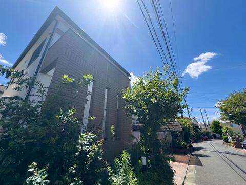 明るい陽射しが降り注ぐ、洗練された外観の住まい。豊かな植栽が彩る閑静な街並みで、家族の新しい物語を紡ぎませんか。