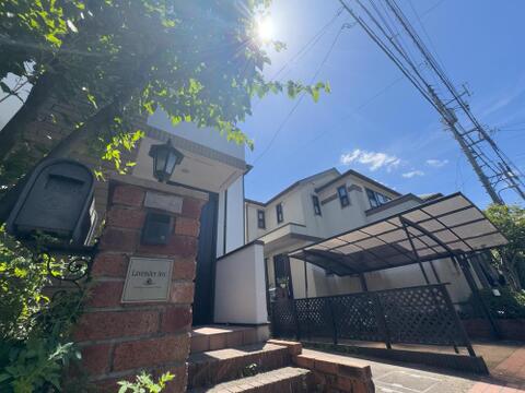 明るい陽光が降り注ぐ、開放的な外観が魅力。門柱の「Lavender Ave.」が家族を優しく迎えます。