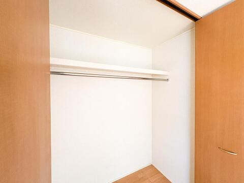 たっぷりと収納可能なクローゼット。洋服はもちろん、スーツケースや季節家電もすっきり収メることができるため、いつでも清潔に保つことができます。