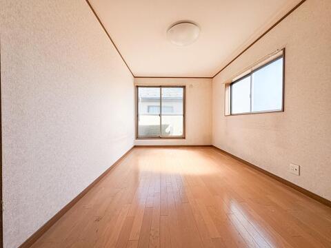 どんな家具も映える、明るく清潔感あふれる洋室。寝室やお子様部屋、書斎など多目的に活用できます。
