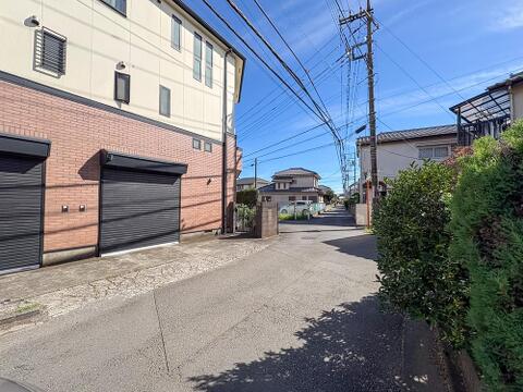 南東側公道約5.07mで車通りの少ない前面道路となっておりますので、お車を安心して駐車していただけます。