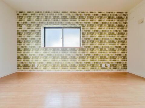 おしゃれなアクセントクロスが空間に彩りを添え、住まいのデザイン性を高めます。お気に入りの家具やインテリアが映える上質な空間です。