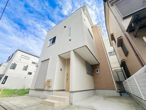スタイリッシュな外観が印象的な新築戸建。駐車スペースも確保され、落ち着いた住環境で新生活を快適にスタートできる一邸です。
