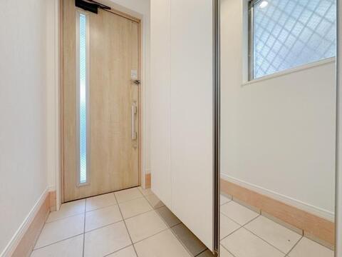 大型ミラー付きシューズボックスを採用した玄関。お出かけ前の身だしなみチェックにも便利で、明るく開放感のある第一印象を演出してくれます。
