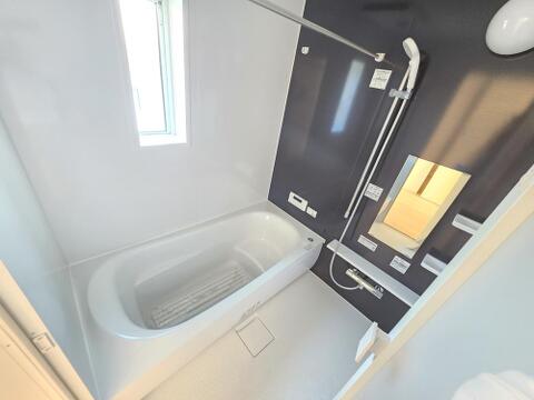 アクセントパネルが上質な印象を演出する浴室です。浴室暖房換気乾燥機を備え、雨の日の洗濯にも便利。窓付きのため換気もしやすく、一日の疲れをゆったり癒やせる快適なバスルームです。