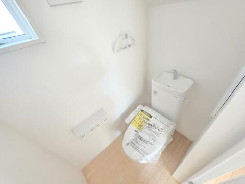窓付きで自然換気がしやすく、明るく清潔感のあるトイレです。温水洗浄便座を備えた快適仕様で、手洗いカウンター付きタンクを採用し、毎日気持ちよくお使いいただけます。