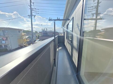 奥行きのあるバルコニーは洗濯物や布団もゆったり干せる広さを確保。陽当たりと風通しにも恵まれ、晴れた日には気持ちよく洗濯物を乾かせる快適な住空間の一部です。物干し金物付きで毎日の家事にも便利です。