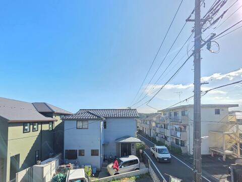 周囲に高い建物が少なく、空の広がりを感じられる開放的な眺望です。前面に圧迫感が少ないため陽当たりや風通しも良く、季節の移ろいを身近に感じながら快適にお過ごしいただけます。