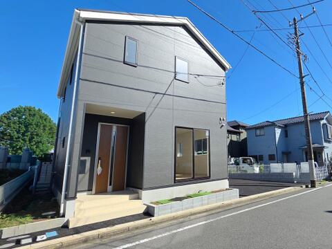 スタイリッシュな外観デザインに太陽光発電を標準搭載。前面道路からの出入りもしやすく、落ち着いた住環境に佇む新築戸建です。住宅性能評価W取得と制震装置SAFE365を採用した住まいです。