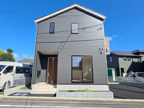 重厚感のある外観デザインが目を引く新築戸建です。太陽光発電を標準搭載し、住宅性能評価W取得と制震装置SAFE365を採用。性能とデザイン性を兼ね備えた住まいです。