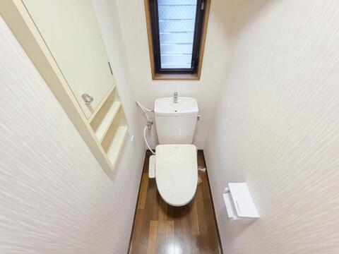 窓を備えたトイレは自然光を取り込め、換気もしやすい空間です。温水洗浄便座を備え、壁面には収納スペースも設置。トイレットペーパーや清掃用品などを整理して収められ、すっきりと使いやすい空間を保てます。