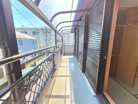 2階の居室から出入りできるバルコニーは、奥行きと長さを確保したゆとりある空間です。屋根が設けられており、洗濯物を干す際にも使いやすい仕様。南東側から陽光が差し込み、明るく開放感のあるスペースです。