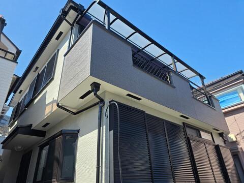 2026年7月に外壁・屋根塗装を実施した戸建住宅です。落ち着いた外観とバルコニーを備え、南東向きの住まいに陽光が差し込みます。羽村駅徒歩10分の立地で、閑静な住宅街に佇む住まいです。