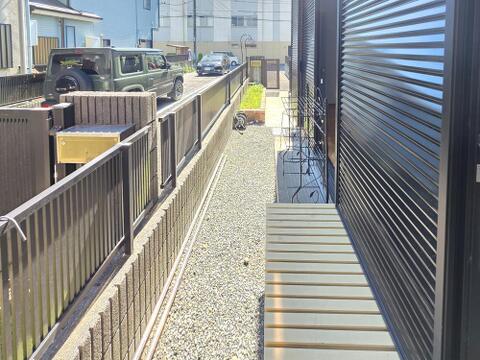 建物脇には奥行きのあるスペースが確保され、通路としてゆとりをもって使えます。砂利敷きで管理もしやすく、ガーデニング用品や屋外用品の一時置き場など、暮らしに合わせて活用できるスペースです。