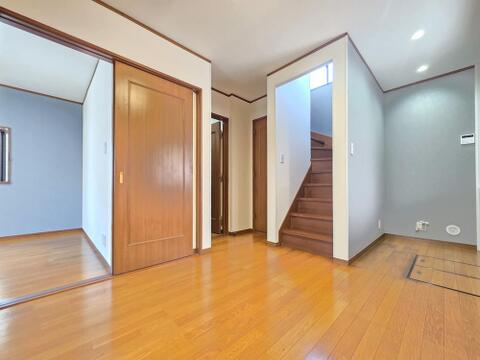 階段や各居室へつながる動線がまとまった1階DKです。隣接する洋室や水回りへ移動しやすく、日々の生活動線にも配慮された間取り。2026年7月にクロスを貼替え、すっきりとした室内で新生活を始められます。