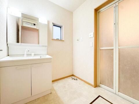 ゆとりある洗面所。毎日の身支度や手洗いが快適で、家族みんなが気持ち良く使えます。