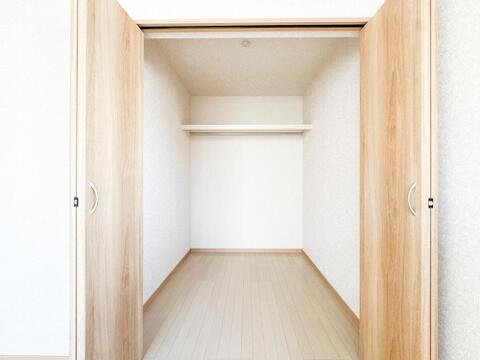 お子様の成長と共に増える荷物もすっきり収納できる、広々としたクローゼット。整理整頓しやすく、家族の衣類や季節物もたっぷり収まります。