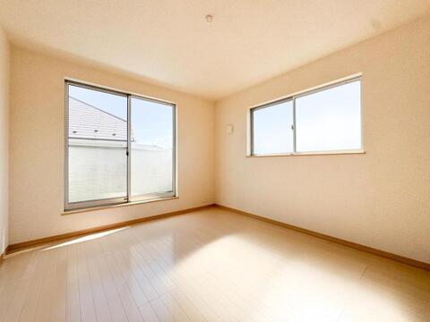 大きな窓からたっぷりと陽光が注がれる明るい空間。家族の成長に対応できる永住仕様の間取り。時を忘れて過ごす場所として過ごせるお部屋。