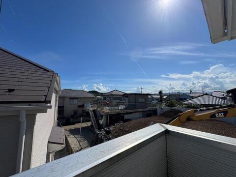 青い空と陽光が降り注ぐ、開放感あふれる眺望。街の移り変わりを感じながら、家族の未来を育む住まい。新しい日常への期待感を高める景色が広がります。