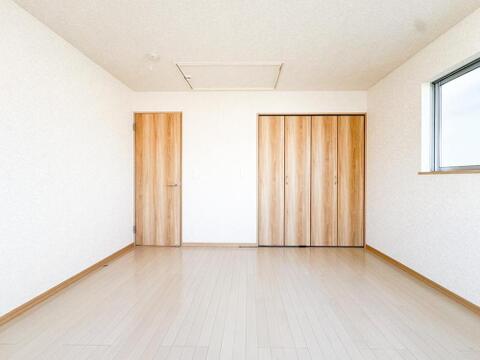 明るい光が差し込む洋室は、お子様の成長を見守るプライベート空間に最適。大型クローゼット完備で、お部屋をいつもすっきりと保てます。木のぬくもりを感じるフローリングも魅力です。