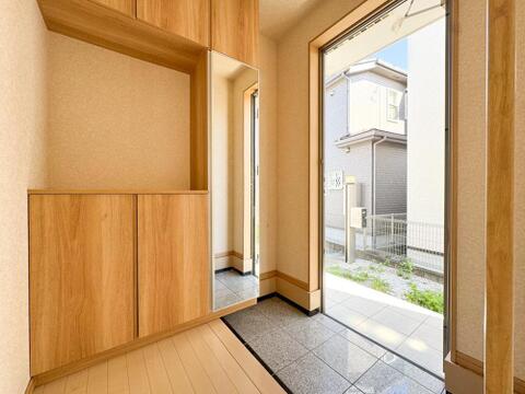 木の温もりを感じる玄関は、家族の靴や外出用品をたっぷり収納できるシューズボックスを完備。全身鏡でお出かけ前の身だしなみもスムーズにチェックできます。