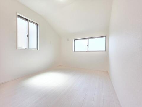 2方向に窓を設けた洋室は、自然光が入りやすく、明るさと広がりを感じられる空間です。窓を開けて風を通しやすく、心地よく過ごせる設計。ベッドやデスクを配置しやすい形状で、寝室や子ども部屋にも活用できます。