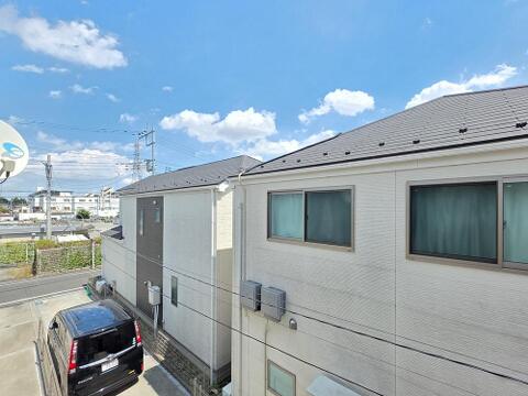 2階からは周辺の街並みと空の広がりを望め、開放感を感じられる眺望です。視線が遠くまで抜けるため圧迫感が少なく、晴れた日には青空を身近に感じながら、気持ちよく過ごせる住環境が広がっています。