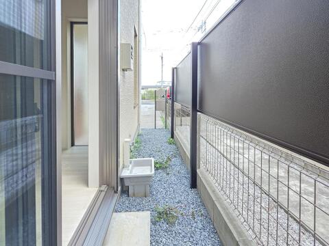 建物脇には砂利敷きのスペースを確保し、外水栓も設けられています。植栽への水やりや屋外用品のお手入れなどに活用でき、隣地との間には目隠しフェンスが設置され、住まいのプライバシーにも配慮されています。