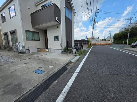 前面道路は幅員約6.0mを確保しており、車での出入りもしやすい道路環境です。周辺は戸建住宅が建ち並ぶ落ち着いた街並みで、見通しのある道路に面しています。日々の車の利用にも配慮された住環境です。