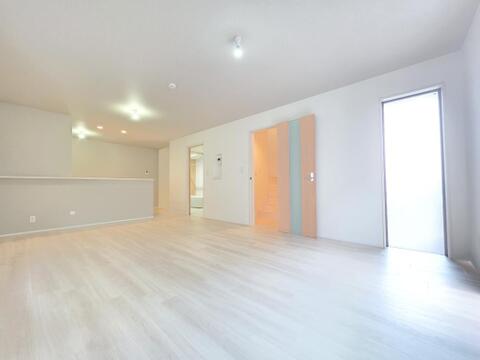 窓から光が差し込む18帖のLDKは、リフォームにより明るく整えられた居住空間です。キッチンとのつながりを保ちながら、リビングとダイニングをゆったり使い分けられ、家族それぞれが心地よく過ごせます。
