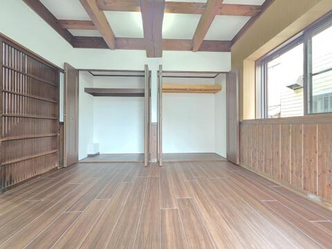梁を見せた天井と板張りの壁が印象的な洋室です。大きな窓から自然光が入り、室内には2か所のクローゼットを設置。衣類や荷物を分けて収納でき、居室をすっきりと使いやすい空間です。