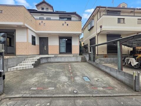 建物前面には並列2台分の駐車スペースを確保しています。間口にゆとりがあり、2台を横並びで駐車できるため車の出し入れもスムーズ。玄関までの動線も分かりやすく、日々の暮らしに便利な配置です。