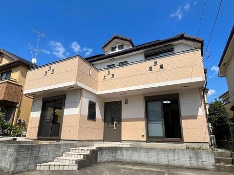 南側道路に面した4LDKの戸建住宅です。陽光を取り込みやすい住まいで、各居室を確保した間取りも魅力です。バルコニーを備えた外観は開放感があり、並列2台分の駐車スペースも確保されています。