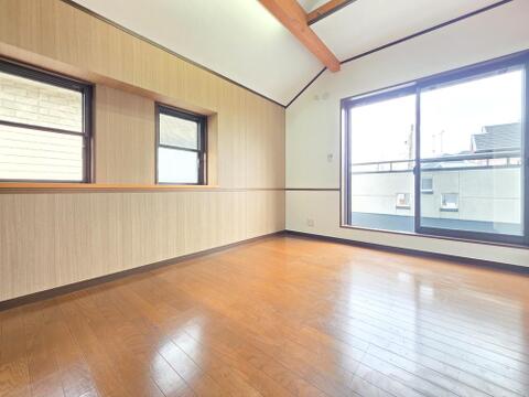 採光に恵まれた明るい居室は、清潔感と快適さが保たれた空間です。ゆとりある広さで趣味や仕事など多目的に活用でき、心地よい暮らしをサポートします。