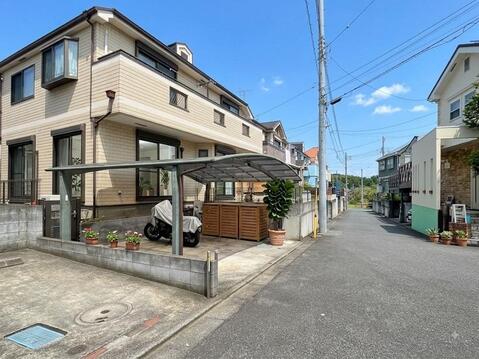 前面道路は約5.0m幅の公道で、車の出入りにもゆとりを感じられる道路環境です。周辺は戸建住宅が建ち並ぶ住宅街で、落ち着いた街並みが広がっています。現地では道路幅や周辺の住環境もあわせて確認できます。