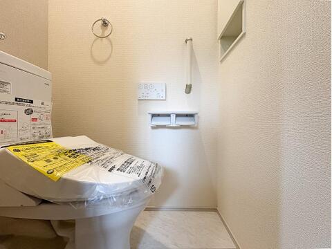 清潔感が漂う新築のトイレ。シンプルながらも機能的な設計がされており、使いやすさが魅力です。広めのスペースが心地よさを感じさせ、毎日の生活を快適にサポートしてくれます。