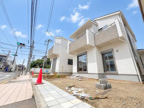 明るい色調とシンプルなデザインが印象的な建売住宅の外観。清潔感が漂い、季節の移り変わりとともに美しい表情を見せる家です。長く愛されるデザインで、住む人に安心感と快適さを与えてくれます。