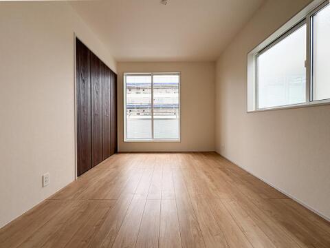 広々な子供部屋は、のびのびと過ごせる空間が魅力です。明るい日差しが差し込み、遊びや勉強に集中できる居心地の良い環境となります。お子さまの成長に合わせたレイアウト変更もしやすく、収納も充実しています。