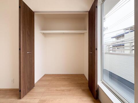 大容量の収納が備わった居室は、使い勝手が良く、整理整頓がしやすい設計です。衣類や荷物がきちんと収まり、広さを感じられる居住空間が広がるため、快適な毎日が過ごせます。