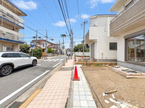 落ち着きのある住宅街に立地し、日常の生活が静かに流れる環境が魅力です。周辺には緑も多く、散歩やジョギングにも最適。心身ともにリラックスできる住環境が整っています。