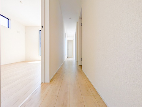 自然光を効果的に取り込み、奥まで明るく、圧迫感を感じさせない設計です。