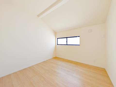 斜めの天井ラインがアクセントになった、どこか隠れ家のような趣があるお部屋です。