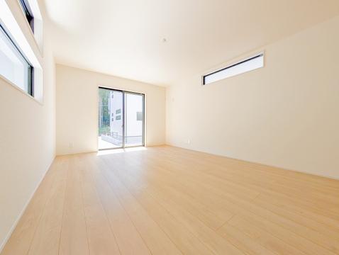 壁面が多く家具の配置がしやすいリビング。横長のスリット窓から光が差し込む明るい空間です。