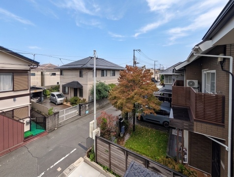 閑静で落ち着いた街並みが一望でき、周辺の穏やかな住環境の良さが感じられます。