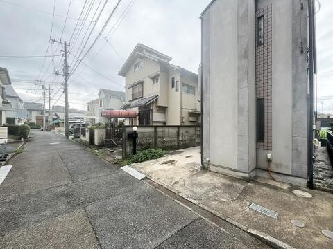 街並みの風景に包み込まれながら、瀟洒な印象も湛えて佇みます。